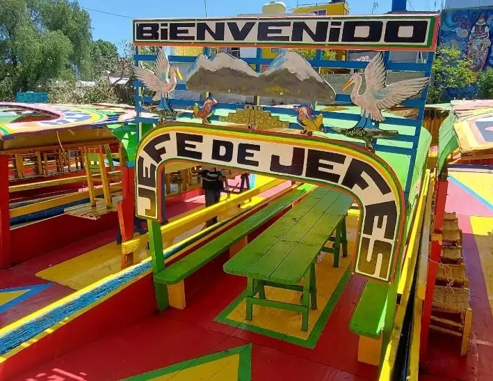 Sin duda este sitio es ideal para tomar las mejores fotos de trajineras, flores y sus singulares colores. Con el prop&oacute;sito de contribuir a la conservaci&oacute;n del entorno lacustre, la Unesco proclam&oacute; las chinampas de Xochimilco como patrimonio cultural de la Humanidad en 1987.