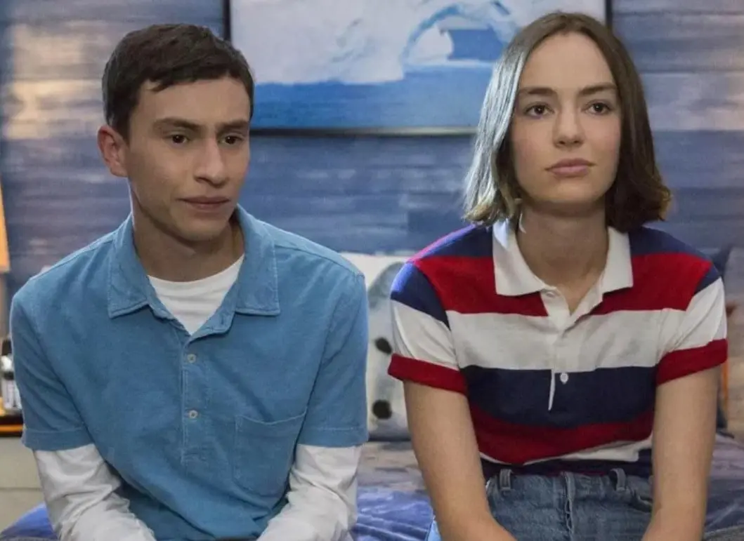 Es una serie de Netflix y se centra en la vida de Sam, un chico de 18 a&ntilde;os con autismo, que quiere enamorarse, pero para lograrlo necesita salir y ser m&aacute;s independiente.