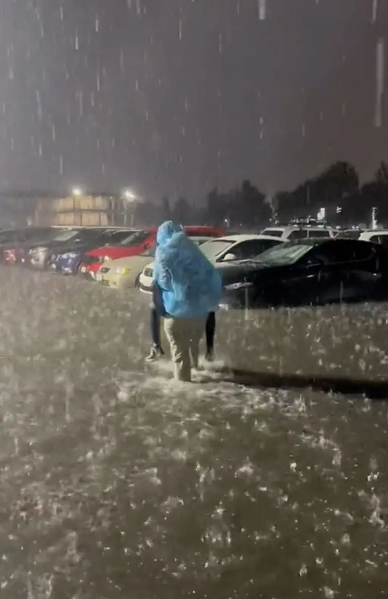 Gente bajo la lluvia en el Foro Sol. Créditos: Twitter