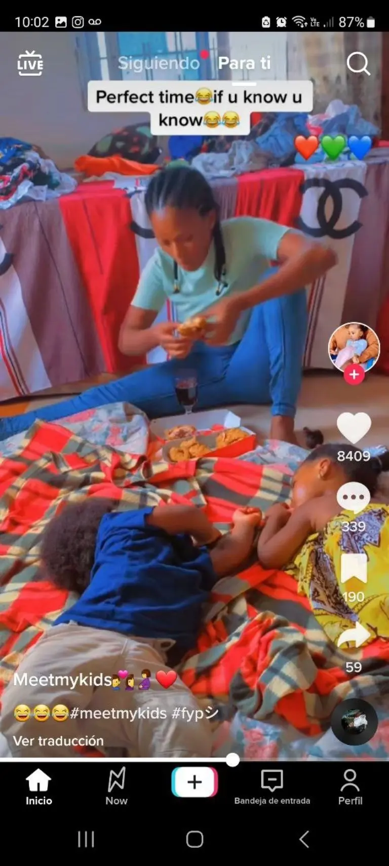 Mujer come pollo frito cuando sus hijos duermen - Tomada de video