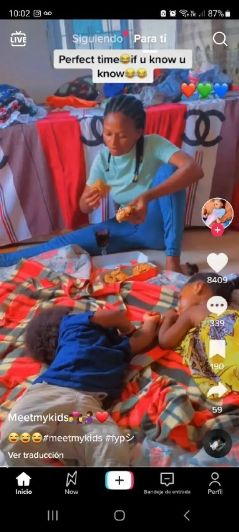 Mujer come pollo frito cuando sus hijos duermen - Tomada de video