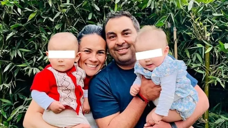 Alejandra Del Moral con su familia. Créditos: @AlejandraDMV