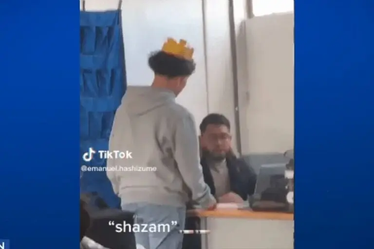 Alumno grita Shazam a profesor - Tomada de video