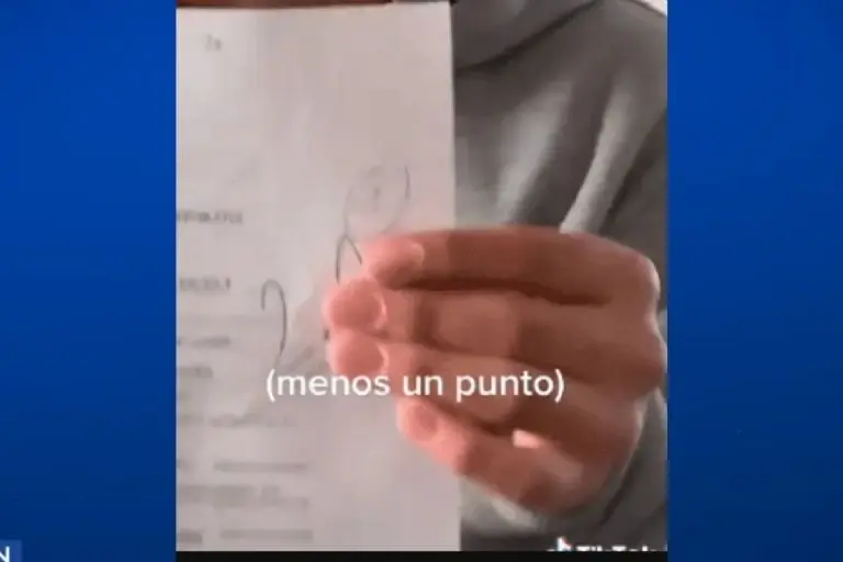 Alumno grita Shazam a profesor - Tomada de video