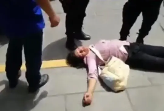 La mujer fue llevada con las autoridades correspondientes. La mujer fue llevada con las autoridades correspondientes.