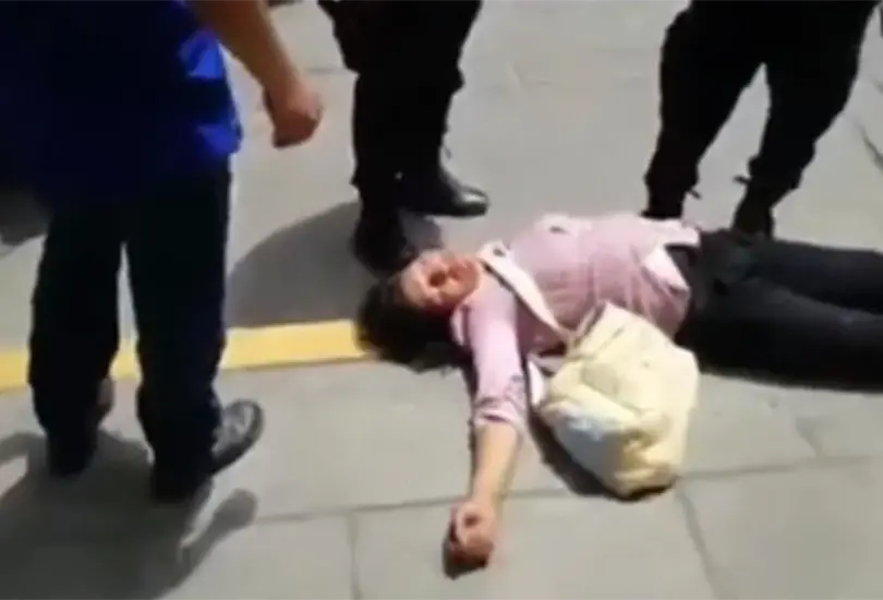 La mujer fue llevada con las autoridades correspondientes. 