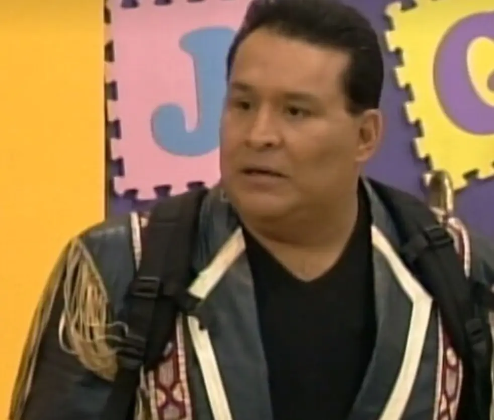 Interpret&oacute; a un alumno de intercambio que lleg&oacute; a la escuelita. Falleci&oacute; el 5 de marzo de 2017 a la edad de 67 a&ntilde;os; el actor padec&iacute;a Esclerosis lateral amiotr&oacute;fica y seg&uacute;n cont&oacute; su hija, fall&oacute; el aparato que le ayudaba a respirar y tuvo un paro cardiorrespiratorio.