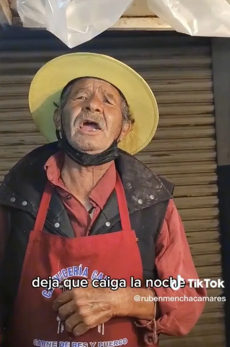 VIDEO: taquero que canta como Pedro Infante se vuelve viral. Créditos: Rubén Menchaca