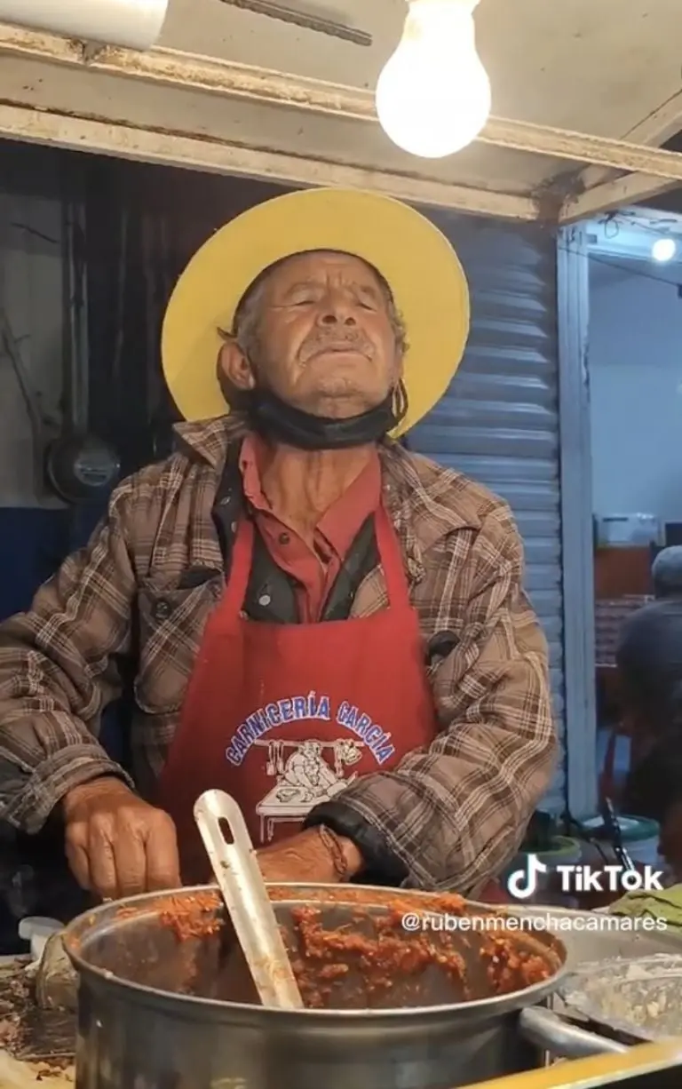 VIDEO: taquero que canta como Pedro Infante se vuelve viral. Créditos: Rubén Menchaca