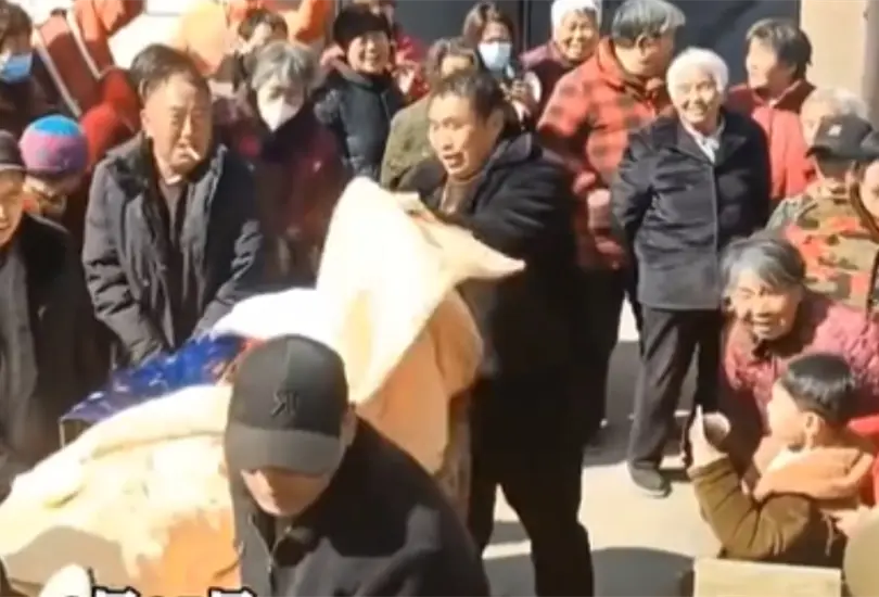 Abuelo finge su muerte para ver la reacción de sus seres queridos Abuelo finge su muerte para ver la reacción de sus seres queridos