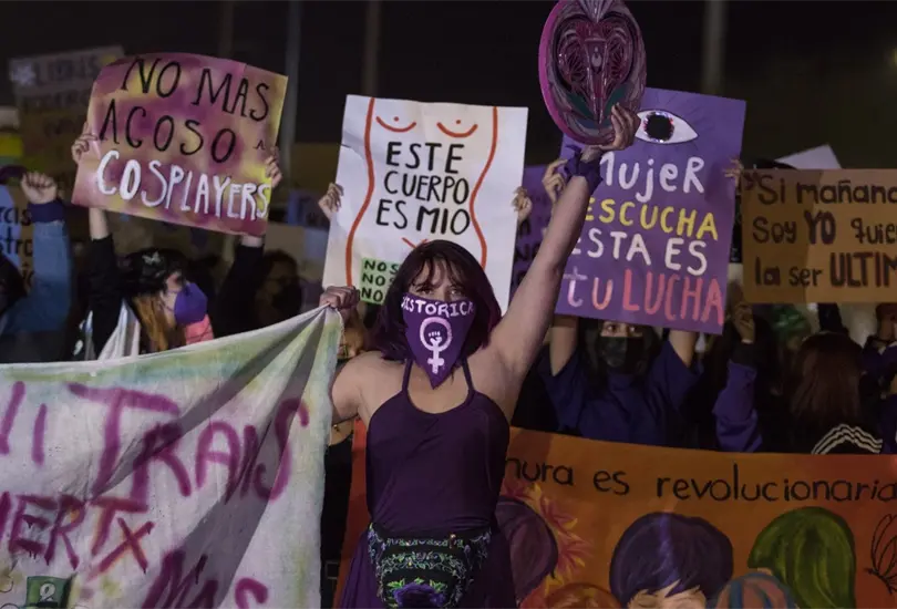 Diversas colectivas feministas han hecho un llamado para que no se felicite a las mujeres en este día, pues esto puede resultar más bien ofensivo para su lucha Diversas colectivas feministas han hecho un llamado para que no se felicite a las mujeres en este día, pues esto puede resultar más bien ofensivo para su lucha