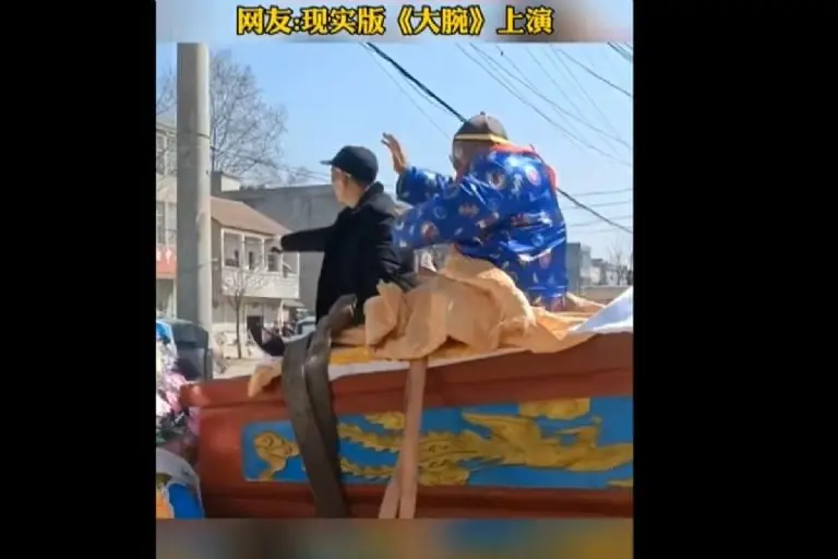 Hombre finge su muerte - Tomada de video