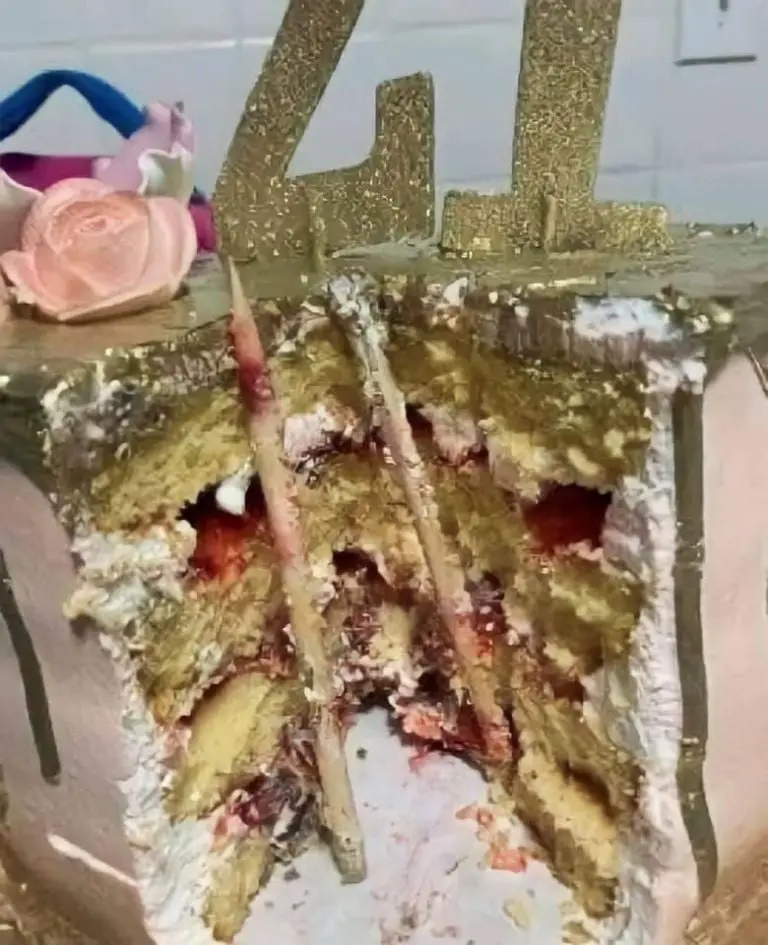 Mujer casi pierde ojo al morderle a pastel (Facebook)