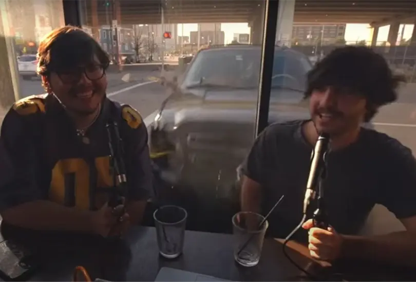 Los dos j&oacute;venes, identificados como Alexsey y Nathan Reeves se encontraban grabando un podcast para su canal de Youtube en Houston, Texas, cuando una camioneta que perdi&oacute; el control se estrella contra una ventana que est&aacute; justo detr&aacute;s de ellos.