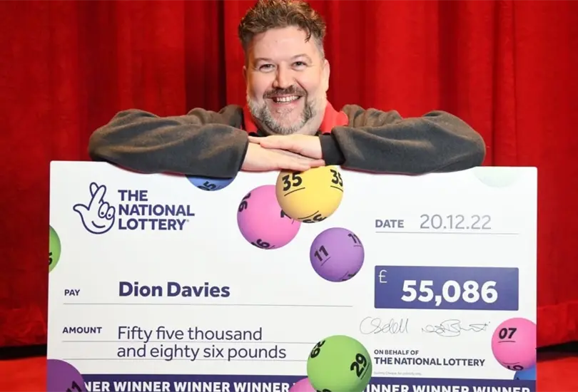 Se trata de Dion Davies quien compr&oacute; el boleto justo antes de Navidad  y no volvi&oacute; a encontrarlo hasta el 2 de febrero de 2023, 6 semanas despu&eacute;s del sorteo del 20 de diciembre de 2022.
