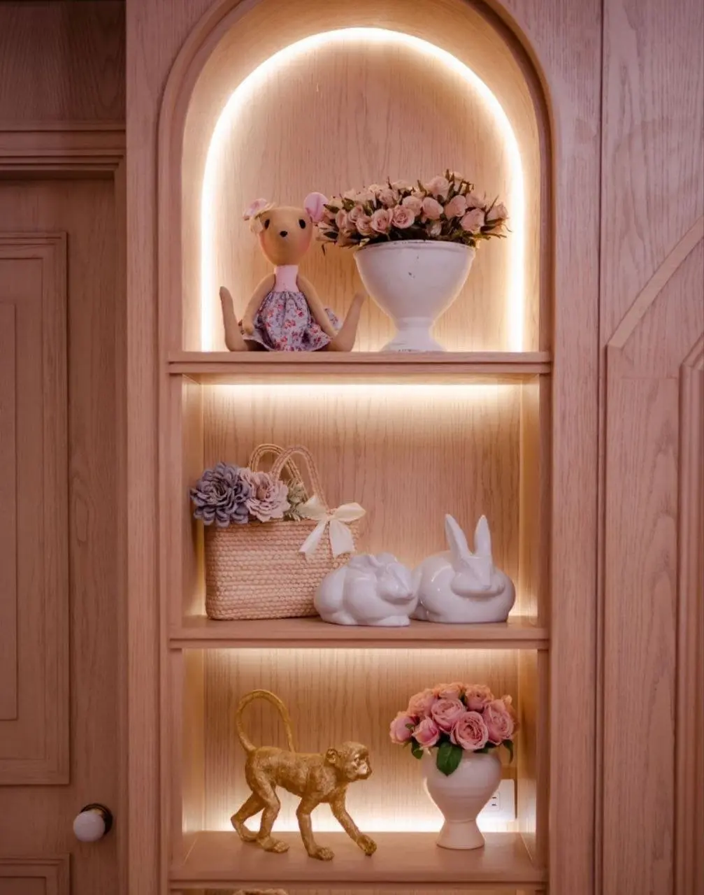 En los estantes colocaron peluches con figuras de porcelana y madera.