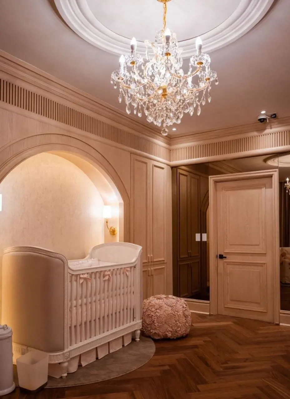 En la recámara predominan los colores claros como blanco, rosa y color crema.