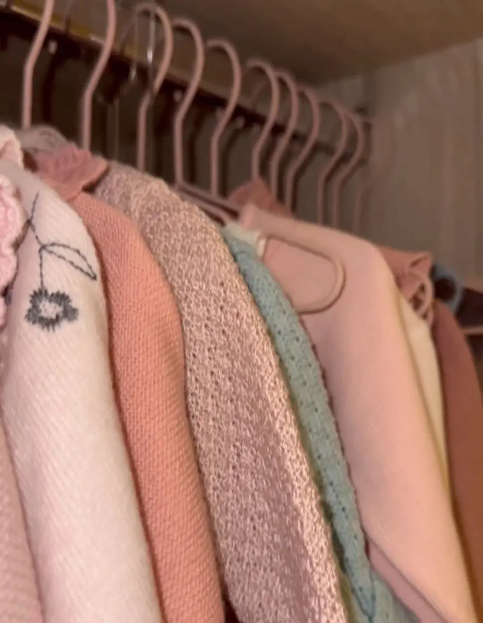 La habitación cuenta con un vestidor y su propio baño.