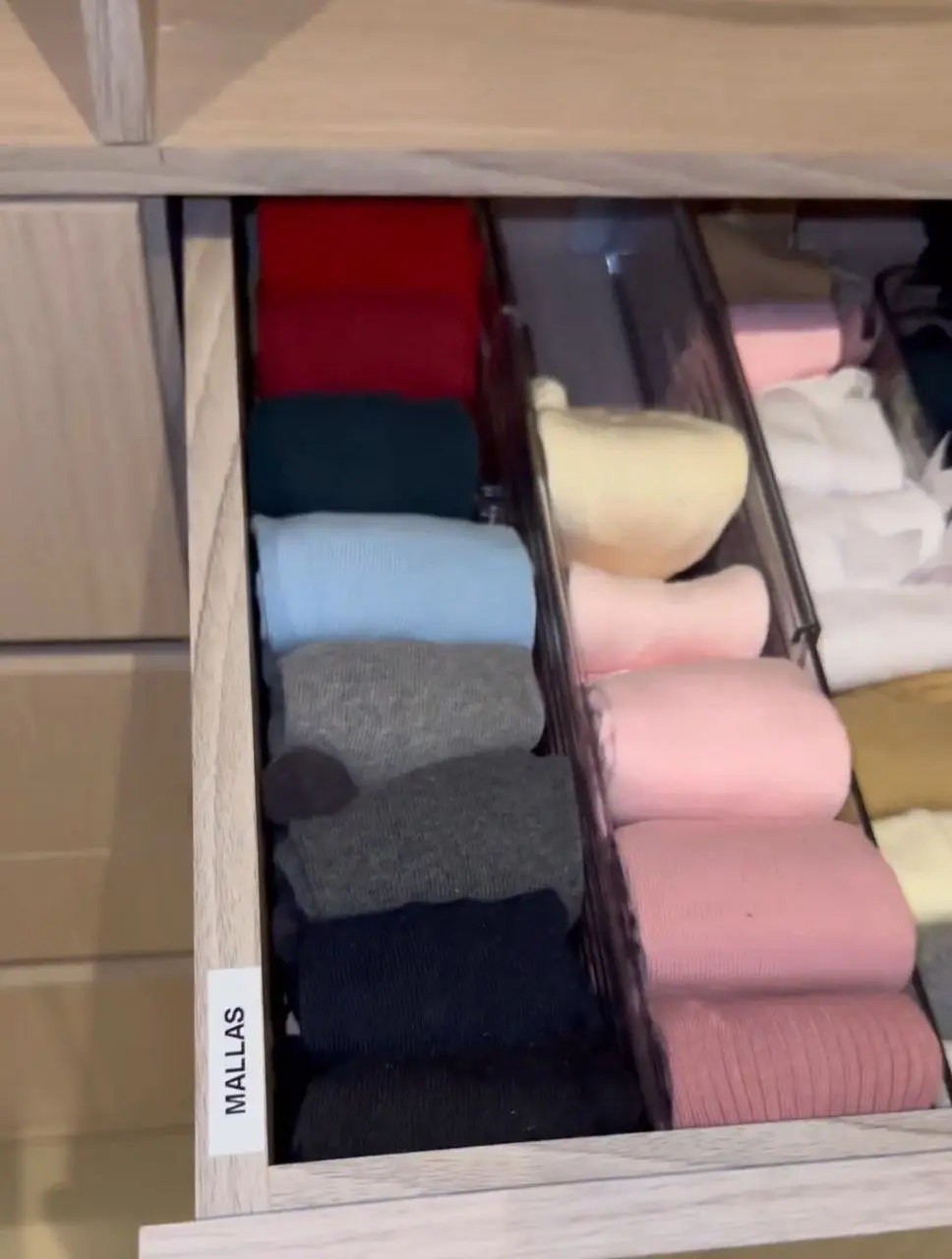 Mariana ya tiene los armarios llenos de ropa para Mariel para los distintos meses de crecimiento.