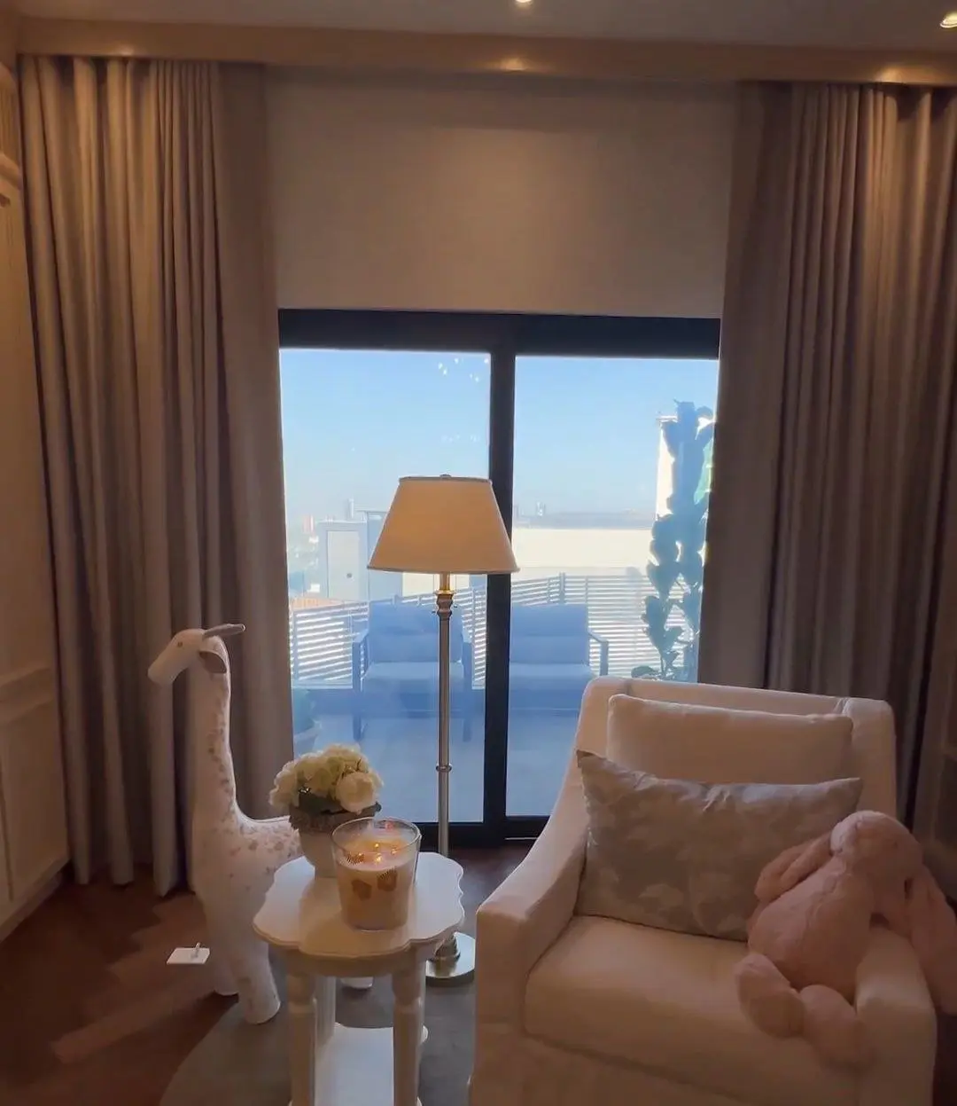 Las cortinas pueden abrirse con un control remoto y se puede bajar la intensidad de las luces.