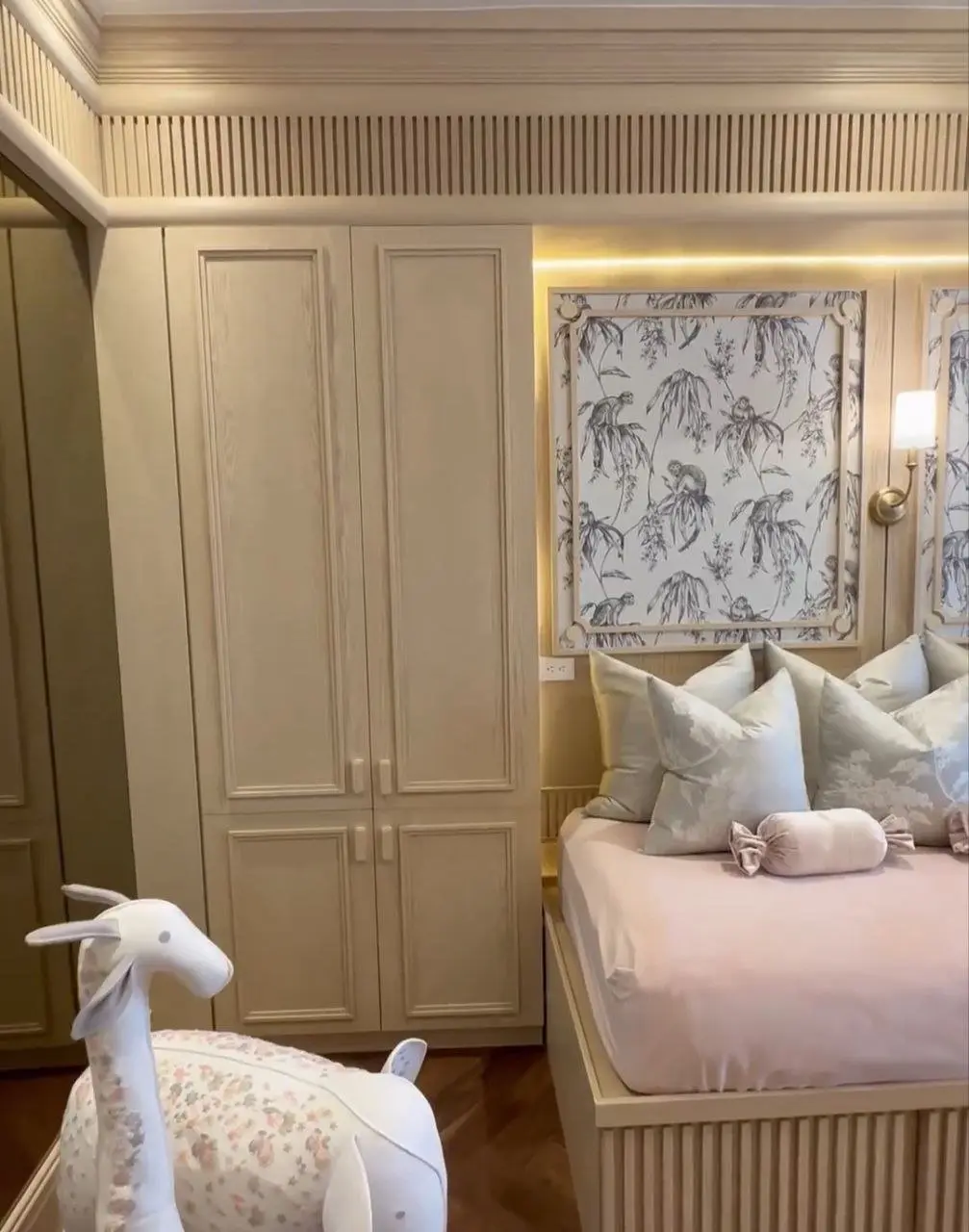 También tiene varios armarios para guardar la ropa que tendrá Mariel.