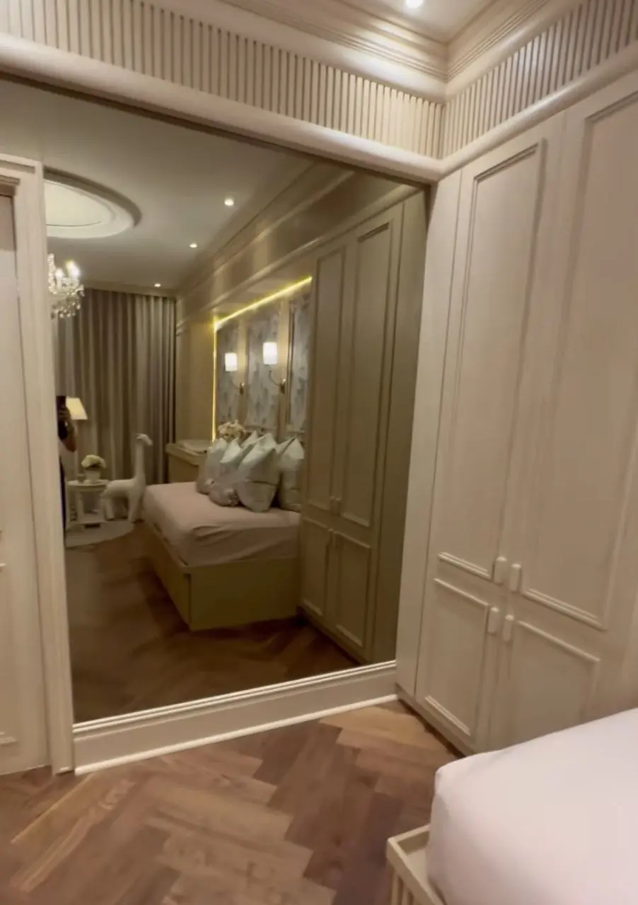 En una de las paredes hay un espejo en color bronce para que Mariana pueda grabar sus historias.