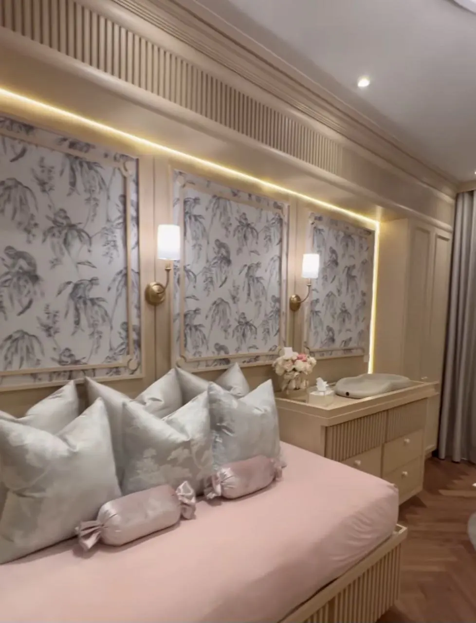 Además de la cuna, en la habitación también hay una cama individual y un sillón para los papás.