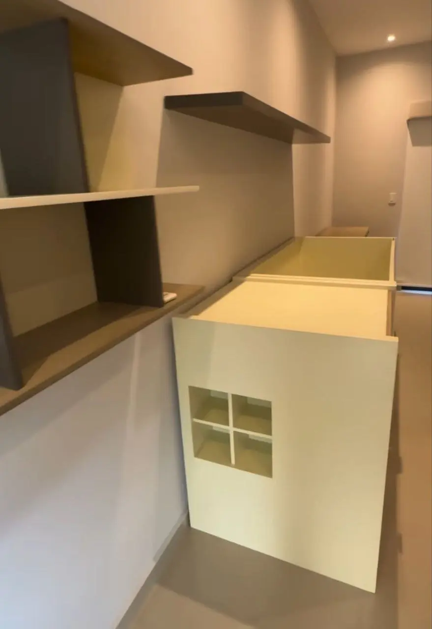 Antes de la remodelación la habitación era totalmente blanca, incluido el piso.