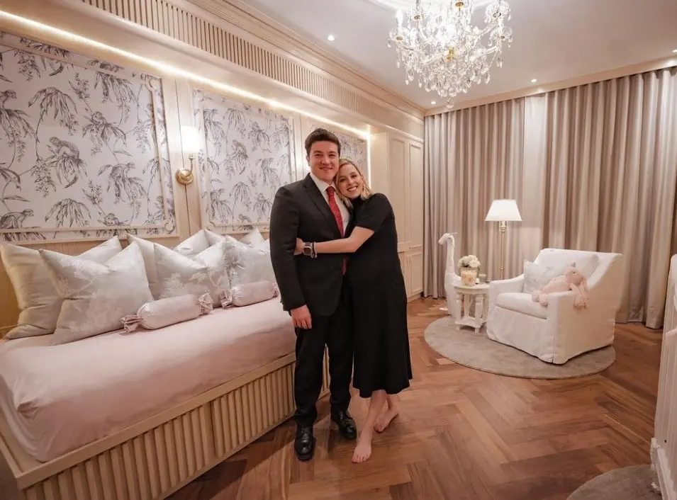 El gobernador de Nuevo León, Samuel García, y su esposa Mariana Rodríguez se encuentran esperando a su primera hija a quien llamarán Mariel.