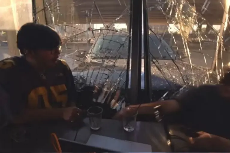 Camioneta impacta contra cafetería - Tomada de video