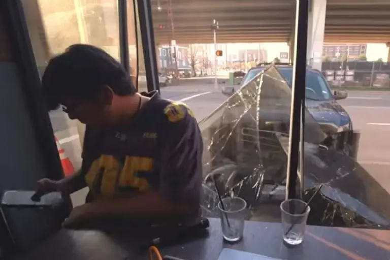 Camioneta impacta contra cafetería - Tomada de video