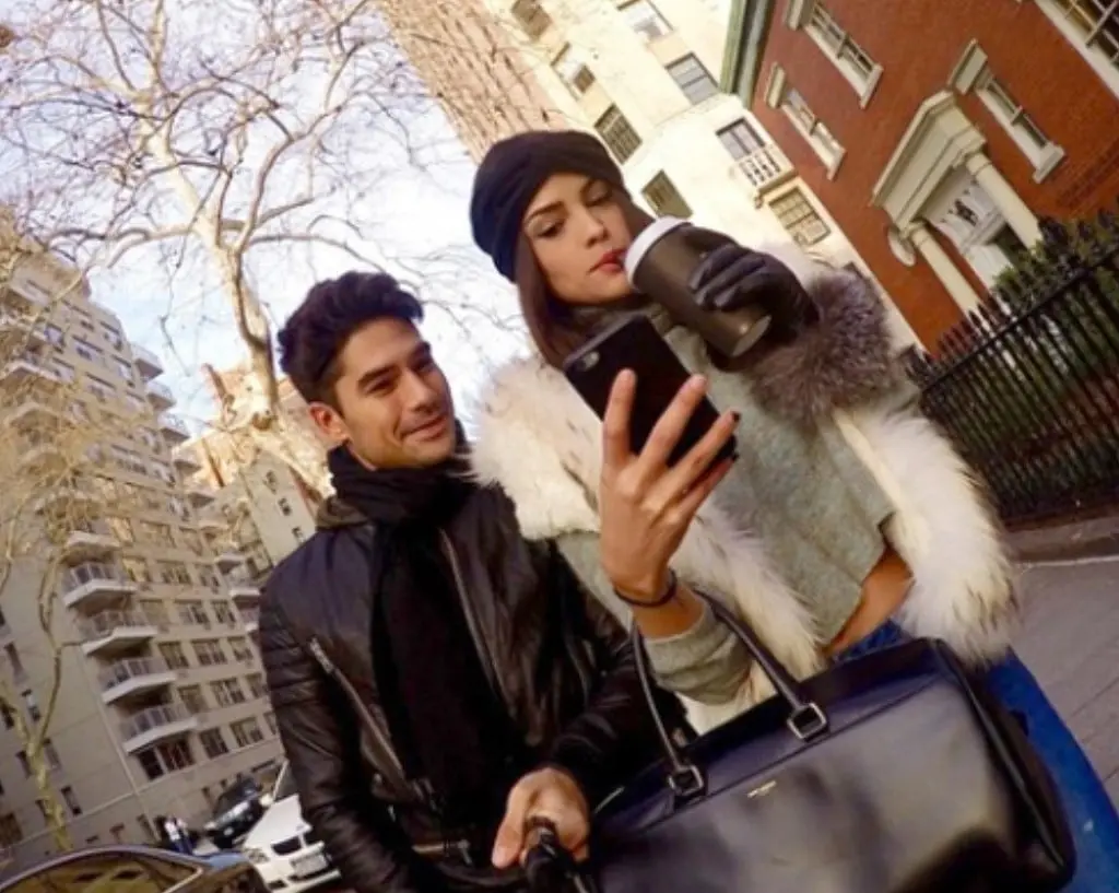 La actriz ha sido relacionada con varias estrellas de Hollywood, pero uno de sus noviazgos estables fue con D.J. Cotrona, a quien conoci&oacute; en la serie From Dusk Till Dawn.