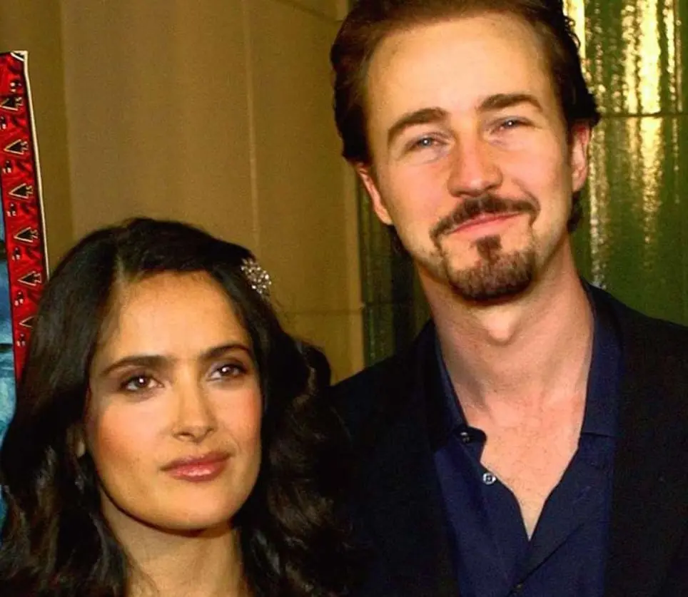 Antes de casarse, Salma mantuvo una relaci&oacute;n muy medi&aacute;tica con Norton que comenz&oacute; en 1999 y termin&oacute; en 2003.