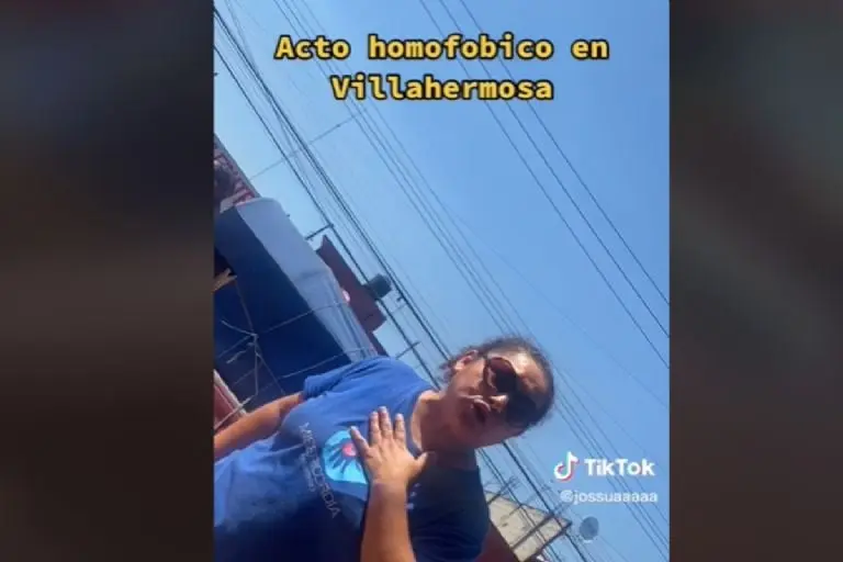 Mujer agrede a pareja gay - Tomada de video