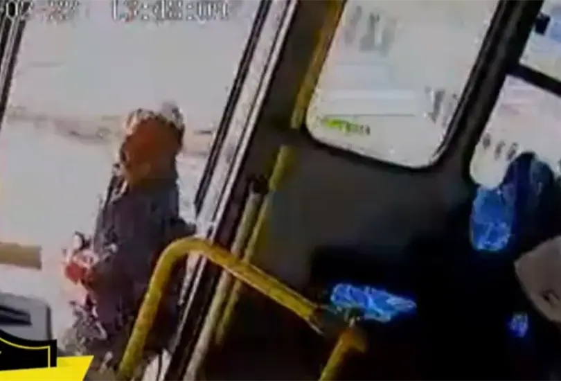 El sujeto que llevaba la cerveza golpeó al chofer para quitarle su dinero por la fuerza El sujeto que llevaba la cerveza golpeó al chofer para quitarle su dinero por la fuerza