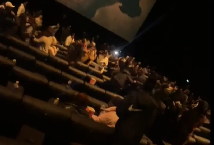 Dos chicas comenzaron a golpearse luego de terminar de ver la película de Michael B. Jordan Dos chicas comenzaron a golpearse luego de terminar de ver la película de Michael B. Jordan