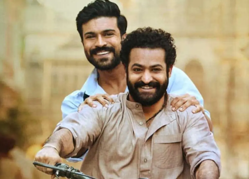 Est&aacute; nominada a Mejor Canci&oacute;n Original por 'Naatu Naatu'. Presenta la historia de dos revolucionarios que luchan contra los colonizadores brit&aacute;nicos en la d&eacute;cada de 1920.