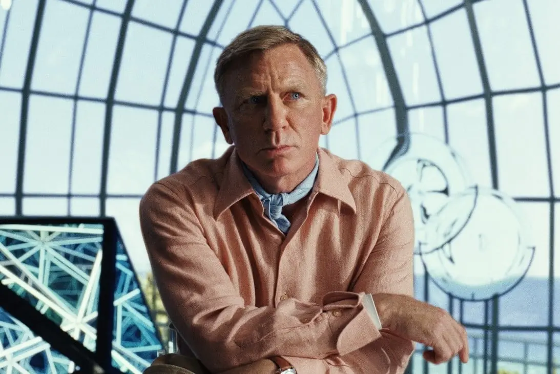 Est&aacute; nominada a Mejor Guion Adaptado. En la cinta El detective Benoit Blanc entra de nuevo en acci&oacute;n cuando recibe la invitaci&oacute;n de un multimillonario a una isla privada.