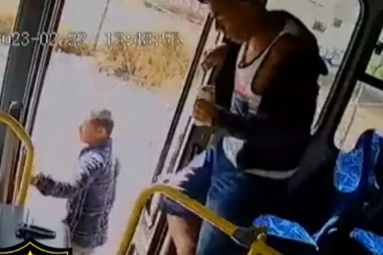 Hombre asaltan a chofer con cerveza en mano -Tomada de video