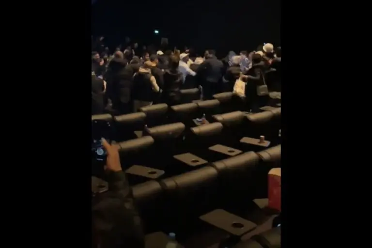 Pelea en cine - Tomada de video