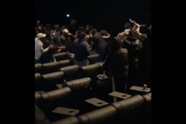 Pelea en cine - Tomada de video
