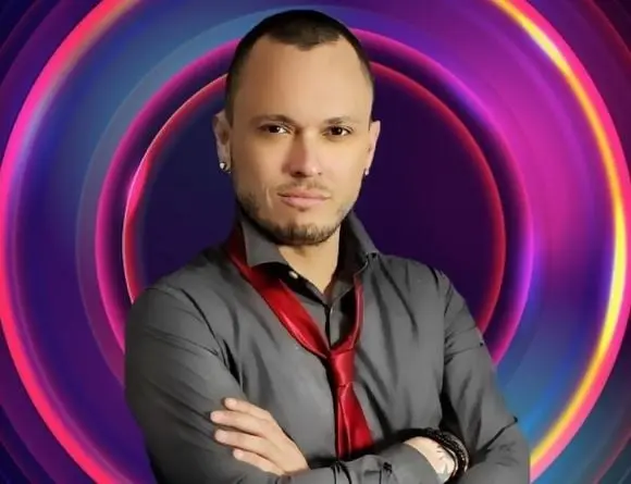 En Instagram se describe como cantante y locutor actualmente.