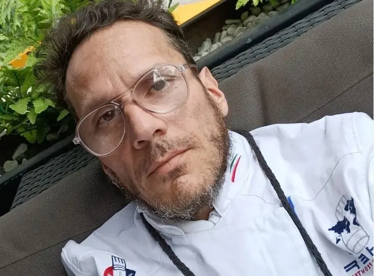 José Antonio dejó el canto aunque sigue relacionado con la música pero ahora como ingeniero de audio y productor musical. Además, es aprendiz de chef.