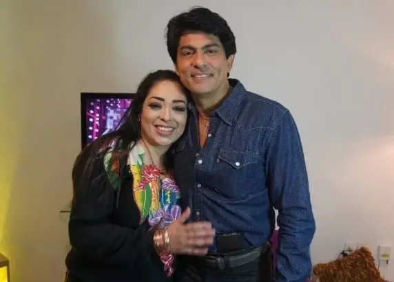 Víctor ha ganado discos de oro y platino así como reconocimientos en los Premios Oye. Además ha participado en varias telenovelas.