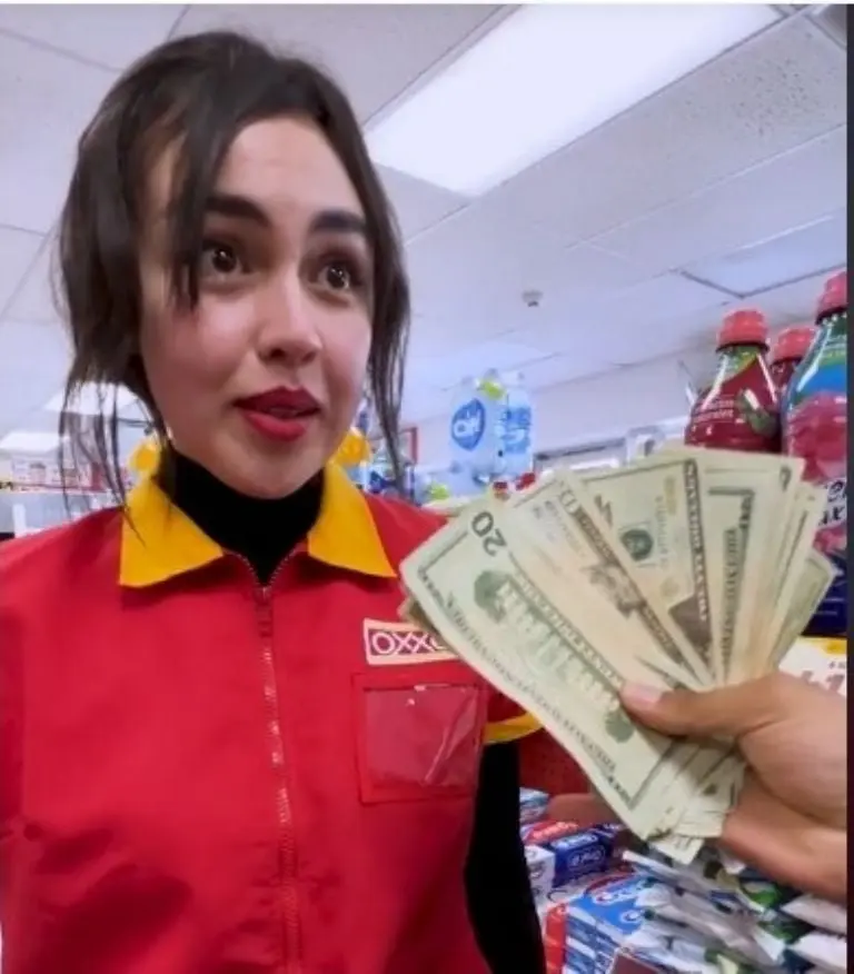 La joven empleada terminó aceptando y renunció a su traabajo en el Oxxo. Fuente: Tik Tok @adrianflores_oficial