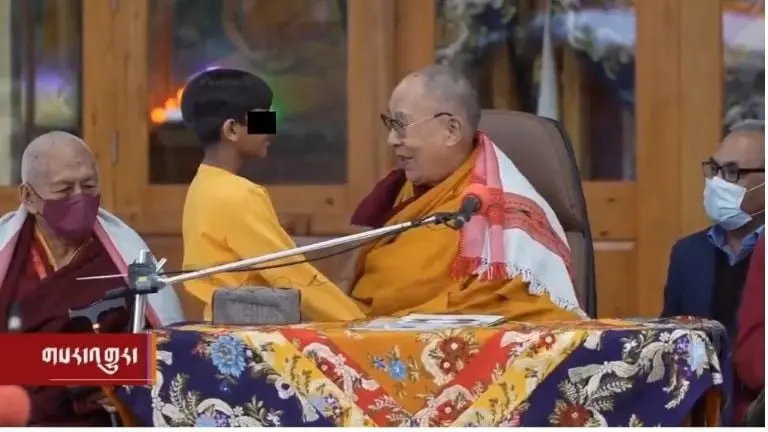 El Dalai Lama se disculpó este lunes a través de redes sociales. Fuente: Twitter @AlertaMundial2