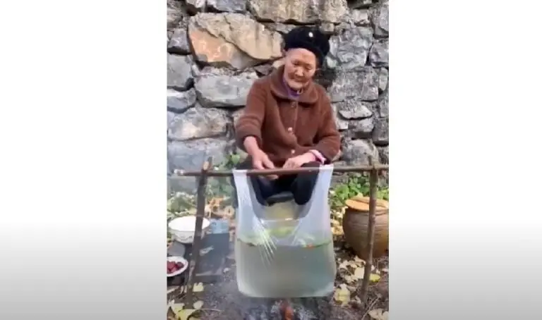 Abuelita usa bolsa de plástico para cocinar (Redes sociales)