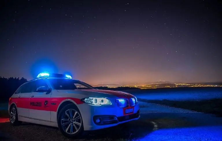 El hombre aprovechó que el policía estaba en el baño y la patrulla encendida y con las llaves puestas. Fuente: Pixabay.