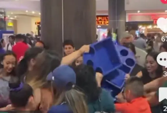 Los clientes comenzaron a pelear para poder cargar sus palomitas y refresco Los clientes comenzaron a pelear para poder cargar sus palomitas y refresco