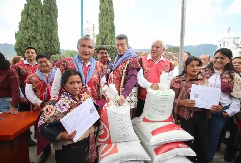 Rutilio Escand&oacute;n entrega fertilizantes a 300 mil campesinos en Chiapas. 